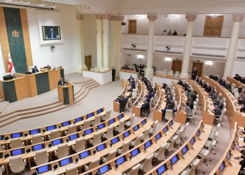 “ოცნების” ე.წ. პარლამენტმა მიიღო კანონი, რომლითაც აქციებზე პიროტექნიკა, ლაზერები და ნიღბები იკრძალება