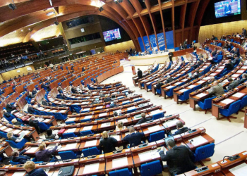 არჩევნების დღეს PACE-ის დამკვირვებლების მანქანა კუნთმაგარმა კაცების ჯგუფმა გაანადგურა – სკანდალური ანგარიში