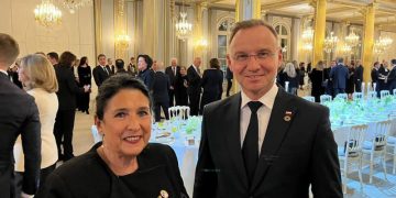 გმადლობთ, გვერდში დგომისთვის,  რეპრესიებისა და ტერორის ამ ბნელ საათებში – ზურაბიშვილი ანჯეი დუდას