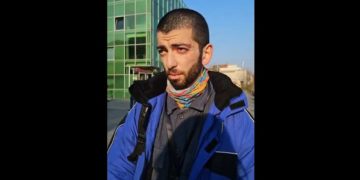 “დამარტყა სახეზე, მერე წაქცეულს წიხლებს მირტყამდნენ” – “პუბლიკის” ჟურნალისტი, რომელსაც ექიმის დახმარება სჭირდება, პოლიციის განყოფილებაში გადაიყვანეს