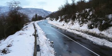 ბათუმი(ანგისა)-ახალციხის საავტომობილო გზის მონაკვეთი ქვისცვენის გამო ჩაკეტილია – გზების დეპარტამენტი