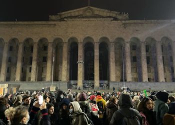 ჩაბნელებული პარლამენტი და გადაკეტილი რუსთაველის გამზირი