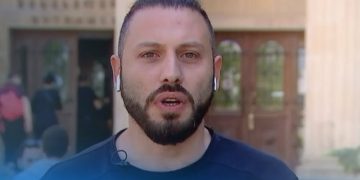 მირტყამდნენ თავში, ერთ-ერთი მახრჩობდა – საბა სხვიტარიძე დაკავების დეტალებს სასამართლოში იხსენებს