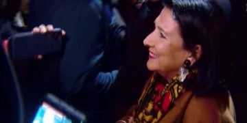 “ეს ადგილიც თქვენია, ეს სასახლეც” – სცენის მოპარვის შემდეგ, კახელებმა ზურაბიშვილს სასახლეში მიაკითხეს