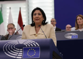 ვიდეო – ფეხზე წამოდგომა და უწყვეტი, ხანგრძლივი ტაში – როგორ შეხვდნენ ევროპარლამენტარები პრეზიდენტის მწვავე გამოსვლას