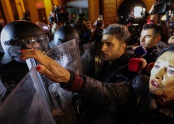 “ეს უკანონო პრაქტიკა არღვევს შეკრების უფლებას და ადასტურებს, რომ საპოლიციო ძალები ატარებენ პარტიულ ინტერესებს” – საია პრეზიდენტისთვის განკუთვნილი სცენის გატაცებაზე