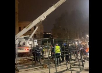 პარლამენტის წინ ნაძვის ხეს აწყობენ