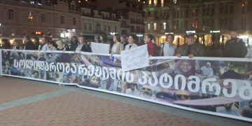 “სოლიდარობა რეჟიმის პატიმრებს” – ექიმების პროტესტი ბათუმში