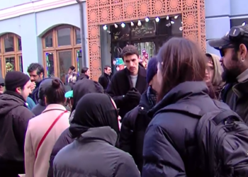 პროტესტი თეატრალურ უნივერსიტეტში – სტუდენტები რექტორისგან ძალადობის დაგმობას ითხოვენ