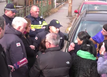 ხმაური ხაშურში – მოქალაქეებს საკრებულოს სხდომაზე არ უშვებენ