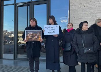 რესტორან “ბაბილოსთან”, სადაც  მოსამართლეები  იკრიბებიან, რეჟიმის პატიმრების დედები მივიდნენ