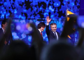 შემაშფოთებელია, რომ ისეთი ქვეყანა, როგორიც დიდი ბრიტანეთია, დღეს „დიფ სთეითმა“, იგივე გლობალურმა ომის პარტიამ, ზუსტად ისეთივე თავის მორიგ სათამაშოდ აქცია, როგორც უკრაინა, ლიეტუვა, ესტონეთი და ევროპარლამენტი – ,,ქართული ოცნების” განცხადება