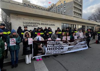 “მედიასთან ომს ვერ მოიგებთ” – ჟურნალისტების აქცია შსს-თან