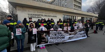 “მედიასთან ომს ვერ მოიგებთ” – ჟურნალისტების აქცია შსს-თან