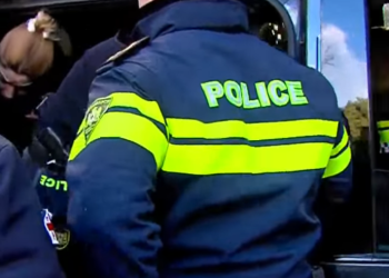 თემქის პოლიციასთან რამდენიმე ადამიანი დააკავეს