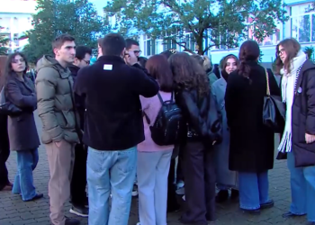 ივანიშვილის დეპუტატს რექტორად ირჩევენ – ხმაური ბათუმის უნივერსიტეტის ეზოში