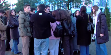 ივანიშვილის დეპუტატს რექტორად ირჩევენ – ხმაური ბათუმის უნივერსიტეტის ეზოში