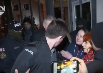 „რატომ დააკავესო…“ – ირაკლი ლატარია მზია ამაღლობელის დაკავების კადრებს აქვეყნებს (ვიდეო)