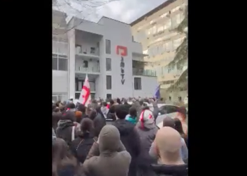 თავისუფალი და აგრარული უნივერსიტეტების სტუდენტები და ლექტორები საპროტესტო მსვლელობით “პოს TV”-სთან და “იმედთან” მივიდნენ