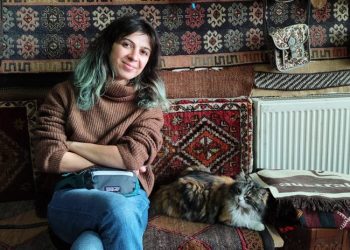 “ყველაზე უწყინარი პოსტის დაჰაჰავებით შეწუხდნენ. პარტიის მომღერლის აბუჩად აგდებას ხო არ “შემარჩენდნენ”?!” – მოქალაქე წერს, რომ სამსახურიდან გაათავისუფლეს