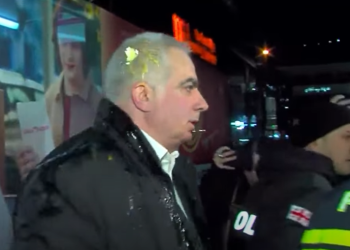 ვინ არის მოსამართლე, რომელსაც ხალხმა ლაყე კვერცხები დაუშინა