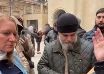 ვიდეო – მამა შალვა კეკელიამ კიმბერლი ლოუს წმინდა მამა გაბრიელის ხატი აჩუქა