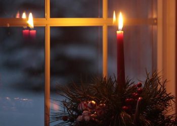 ქრისტეშობას მორწმუნეები სარკმელში ანთებული სანთლით ხვდებიან