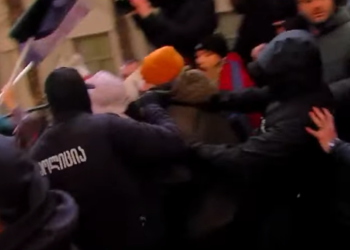 პოლიციამ პარალამენტთან ჟურნალისტებს სცემა, მოქალაქეების ნაწილი კი დააკავა