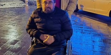 ,, დღეს, როცა სარკეში მიწევს ჩახედვა, ეტლში მჯდომ პარალიზებულ, აღარც თუ ისე ახალგაზრდა მამაკაცს ვუყურებ, რომელიც პრინციპში აღარც ჰგავს ჩემს თავს” – დეკანოზის წერილი