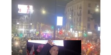 ,,ქოცებო, პაატა ბურჭულაძე დააჯარიმეთ ოპერის წინ სიმღერით გზის გადაკეტვისთვის” – ლაშა ბერულავა