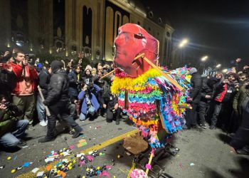 რუსთაველზე, აქციის მონაწილეებმა ,,ხარებას” ფიტული მიიტანეს