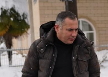 “ნანგრევებში ჩარჩენილი ხალხი, ბავშვებთან ერთად, მოსახლეობამ გადაარჩინა, ტექნიკა არ გვყავს და ვერ მოვდივართო, ეგ იყო თქვენი პასუხი”; “ეგ თოვლი დაგასრულებთ თქვენ” – ხალხი ლანჩხუთის მერიას