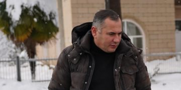 “ნანგრევებში ჩარჩენილი ხალხი, ბავშვებთან ერთად, მოსახლეობამ გადაარჩინა, ტექნიკა არ გვყავს და ვერ მოვდივართო, ეგ იყო თქვენი პასუხი”; “ეგ თოვლი დაგასრულებთ თქვენ” – ხალხი ლანჩხუთის მერიას