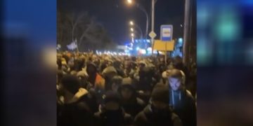 აქციის მონაწილეების ნაწილი აღმაშენებლის ხეივანზე გადაადგილდება და ქალაქის ცენტრისკენ მიემართება