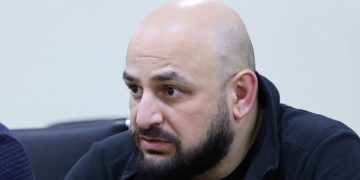 “მოხალისეები მთავრობის გასაკეთებელს აკეთებენ”; “ვის აბოლებთ?”; “იმედია ჩვენ ბიჭებს არ დააჯარიმებენ მოშველებისთვის”; “ასეთი პიტალო არც ერთი ხელისუფლება არ ყოფილა!”– ხალხის პასუხი ოზურგეთის მერს