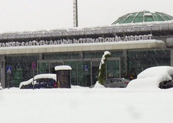 “თოვლის ბრალია (?)” – ბათუმის აეროპორტის გადახურვა დაზიანა