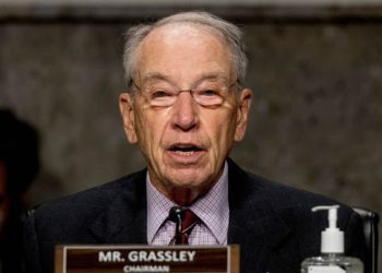 “პუტინი არის ომის დამნაშავე, ის ბომბავს საავადმყოფოებს, სკოლებს – უბრალოდ შეადარეთ ეს ორი ადამიანი” – სენატორი ჩაკ გრასლი