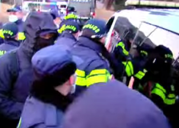 პოლიციამ ხალხისგან გზის გაწმენდა დაიწყო – დაკავებულია დიმა ბიძინაშვილი