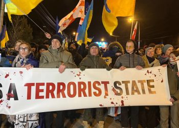 “დამხობა პუტინის რეჟიმს”; “ცეცლი ოლიგარქიას” – უკრაინის საელჩოსთან შეკრებილი მოქალაქეები რუსთველის გამზირისკენ დაიძრნენ