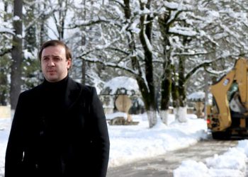 “60 ლარების საარჩევნოდ დარიგებას, ტექნიკა გეყიდათ”; “მოხალისეები რომ არა, ისევ ბჟოლიეთში ვიქნებოდით ჩავარდნილები”; “ამ ზამთარს გადაჰყვებით!” – ხალხი ჩოხატაურის მერიას