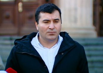 გიორგი მუმლაძე წერს, რომ დილის 08:25-ზე ჯარიმის ოქმის გადასაცემად პოლიცია სახლში მასთანაც მივიდა