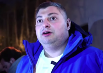 სახლთან მოვიდა 4 პოლიციელი, სადარბაზოსთან დგანან – ილია ღლონტი