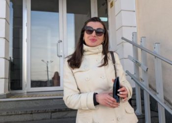 აქციების მონაწილე პედაგოგი, სოფო როინიშვილი ქუთაისის მე-6 საჯარო სკოლიდან გაათავისუფლეს