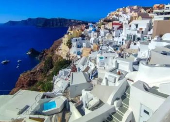 სეისმური აქტივობის გამო, კუნძულ სანტორინის ათასობით ადგილობრივი მოსახლე ტოვებს