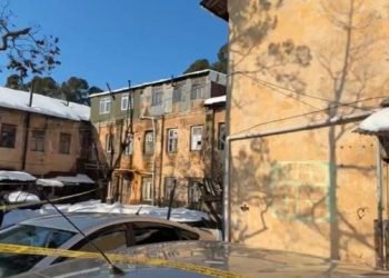 ბათუმში, ე.წ. ოცნების ქალაქში კორპუსის სახურავის ნაწილი ჩამოინგრა, დაშავდა ერთი ადამიანი