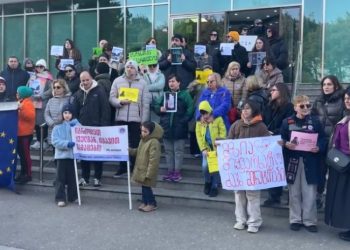 კლინიკა “ვივამედთან” მზია ამაღლობელის მხარდამჭერი აქცია იმართება