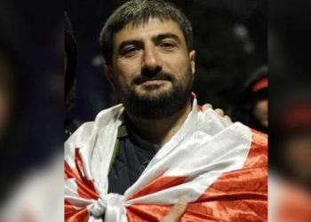 “ხელი გადახვია ფეიერვერკის მსროლელ ნიღბიან ბიჭს – ესაა მიზეზი, ადმინისტრაციულ სამართალდარღვევას ედავებიან” – მოქალაქე წერს, რომ გუშინ აქციაზე 1 ადამიანი დააკავეს