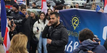 “დამეხმარეთ, ქაქუთშია ჩემი 85 წლის ბებო… მოხუცებს ეწურებათ მედიკამენტები, ბედის ანაბარაა ხალხი…” – ნიკა საჯაია