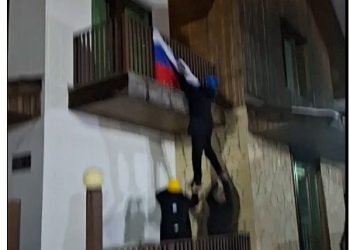 (ვიდეო) – ქართველებმა და უკრაინელებმა ბაკურიანში გამოფენილი რუსეთის დროშა ჩამოხსნეს