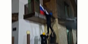 (ვიდეო) – ქართველებმა და უკრაინელებმა ბაკურიანში გამოფენილი რუსეთის დროშა ჩამოხსნეს